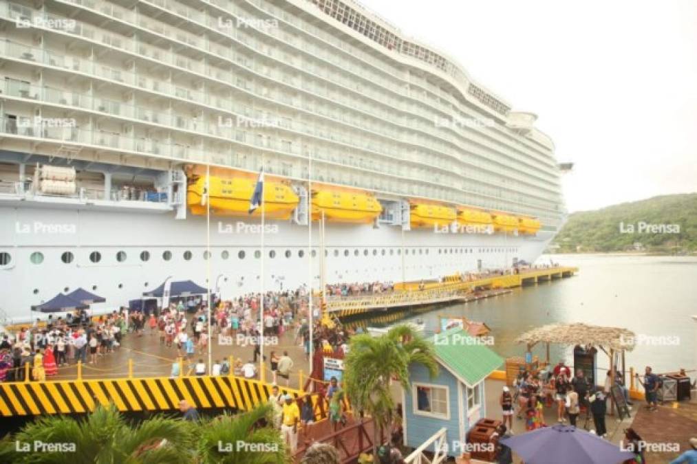 La Sinfonía de los Mares (Symphony of the Seas) está equipado con la tecnología más avanzada. cuenta con 18 cubiertas y 2,600 tripulantes.