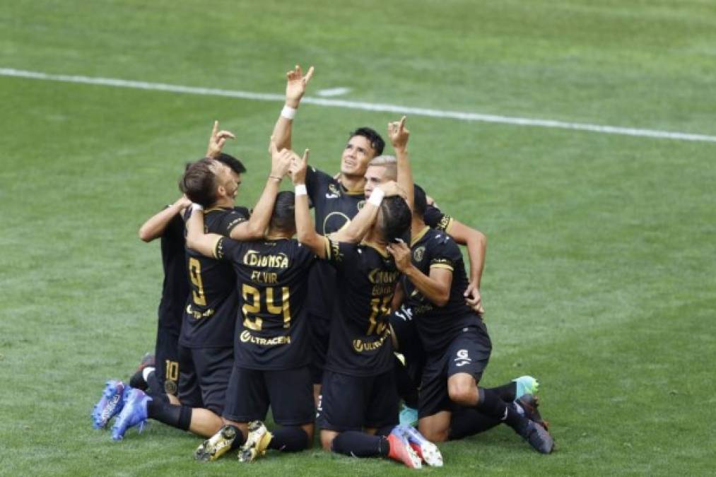 Los jugadores del Motagua festejando el gol de Josué Villafranca y también se lo dedicaron a Carlos Centeno.