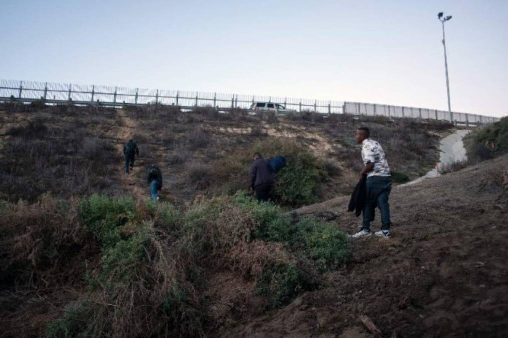 Trump exige a los migrantes permanecer en México mientras solicitan el asilo, uno a uno, en cortes fronterizas, aunque para este trámite existe una lista de espera de más de 5,000 personas, incluyendo a migrantes de otros países que llegaron a Tijuana hace tiempo.