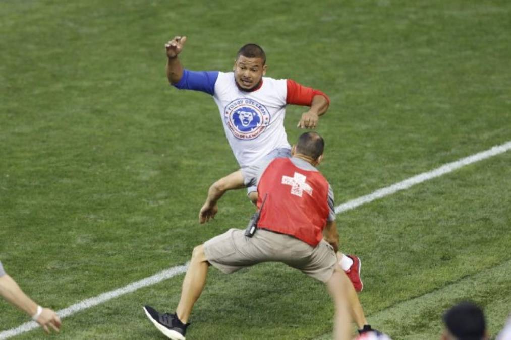 Este aficionado del Olimpia ingresó a la cancha después del final del partido.