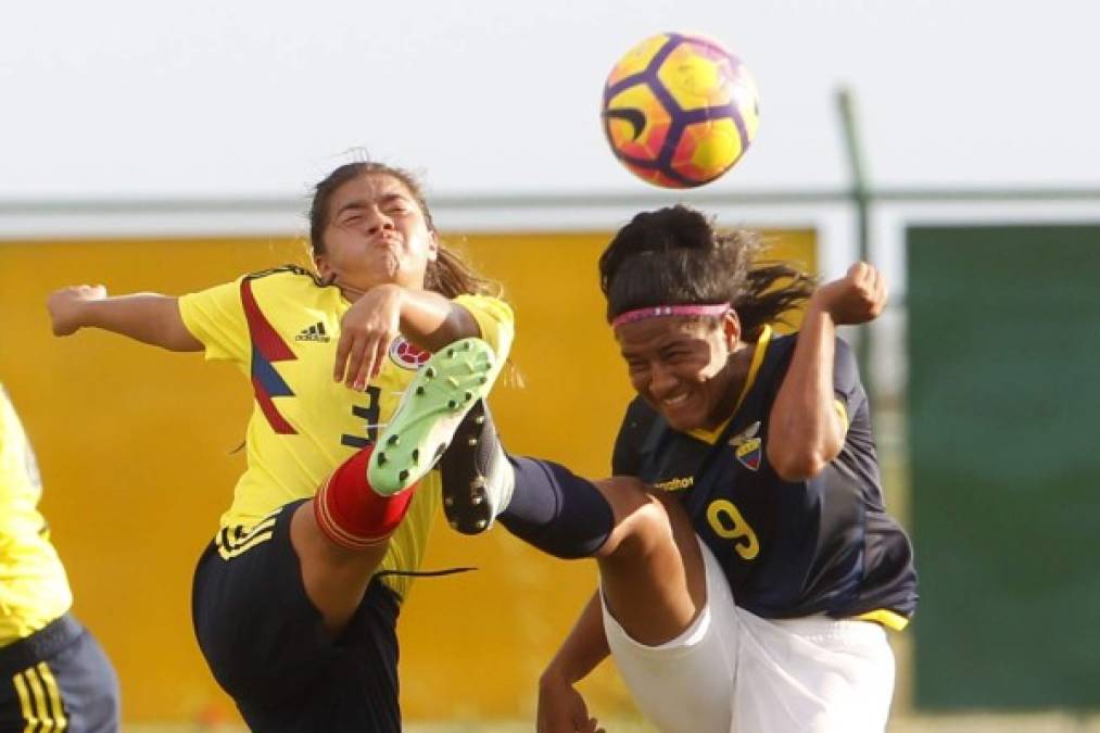 Fútbol. <br/>Marca férrea. Manuela Vanegas, de Colombia, disputa el balón con Luisa Espinosa, de Ecuador, en la final de fútbol de los Juegos Bolivarianos.