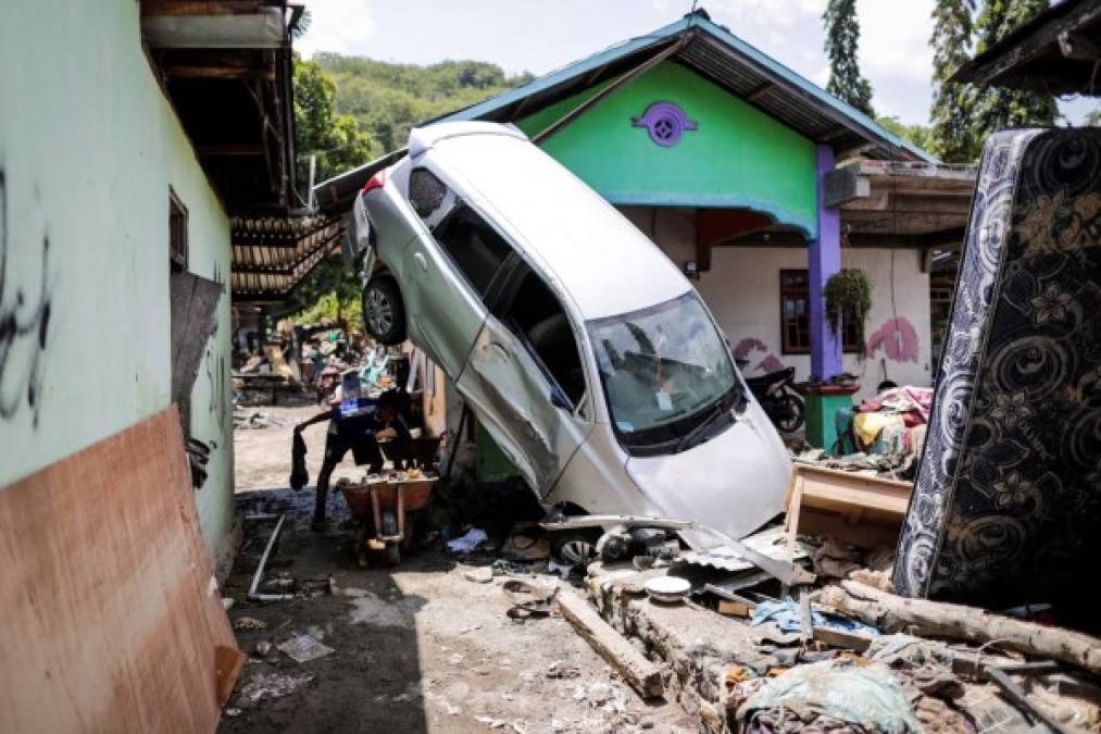 A pesar de que el gobierno indonesio afirmó a los equipos extranjeros que intervienen en las zonas afectadas que la situación estaba controlada, los habitantes de localidades alejadas como Wani, en la provincia de Donggala, dicen que no han visto ninguna ayuda.