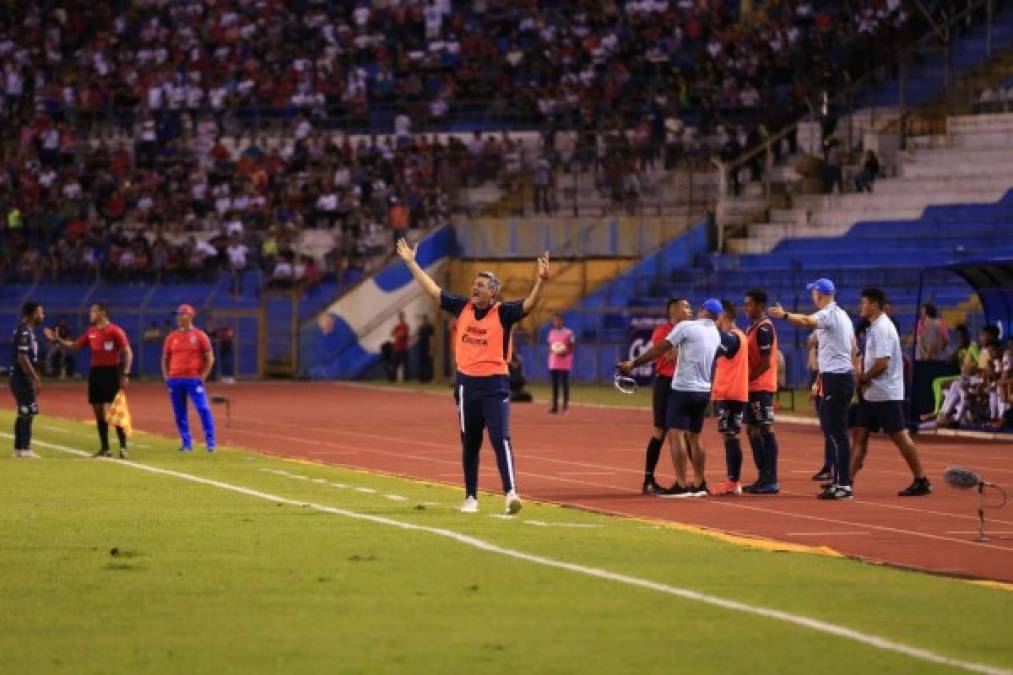 En algunos tramos del juego el estratega Diego Vázquez fue captado reclamando, tanto al árbitro como a sus jugadores.