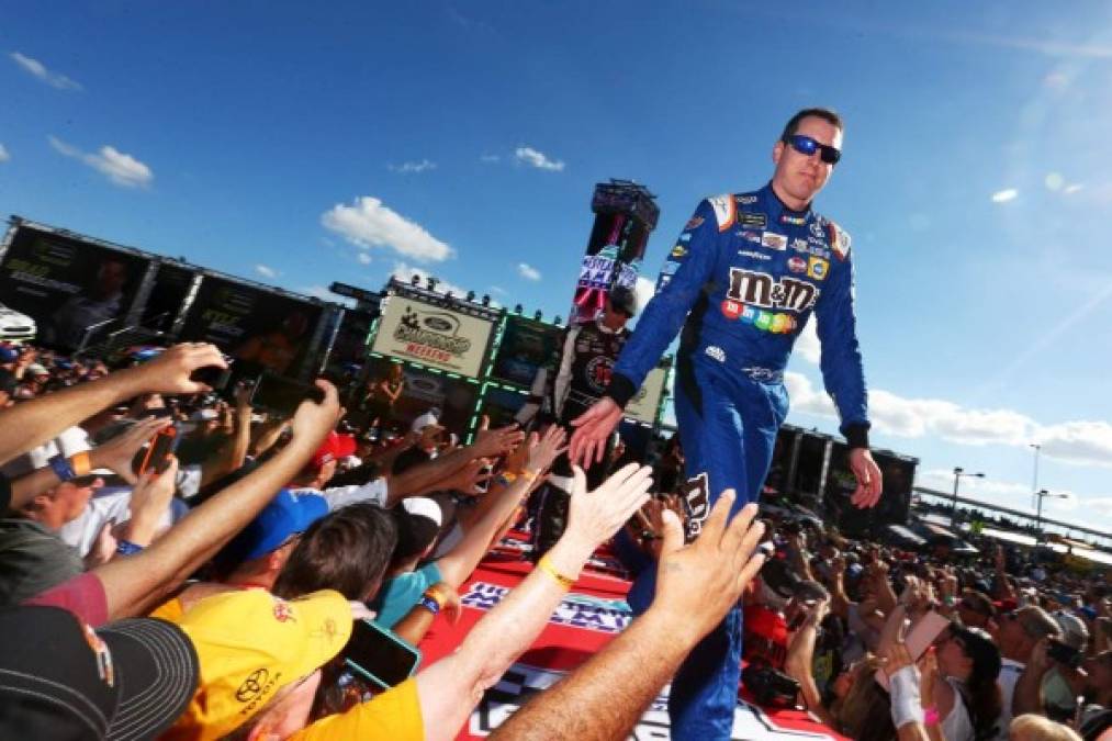 NASCAR. Admirado por muchos. Kyle Busch, conductor del M&M Caramel Toyota, saluda a los fanáticos durante la presentación de los pilotos para el Monster Energy Nascar en Homestead-Miami Speedway.