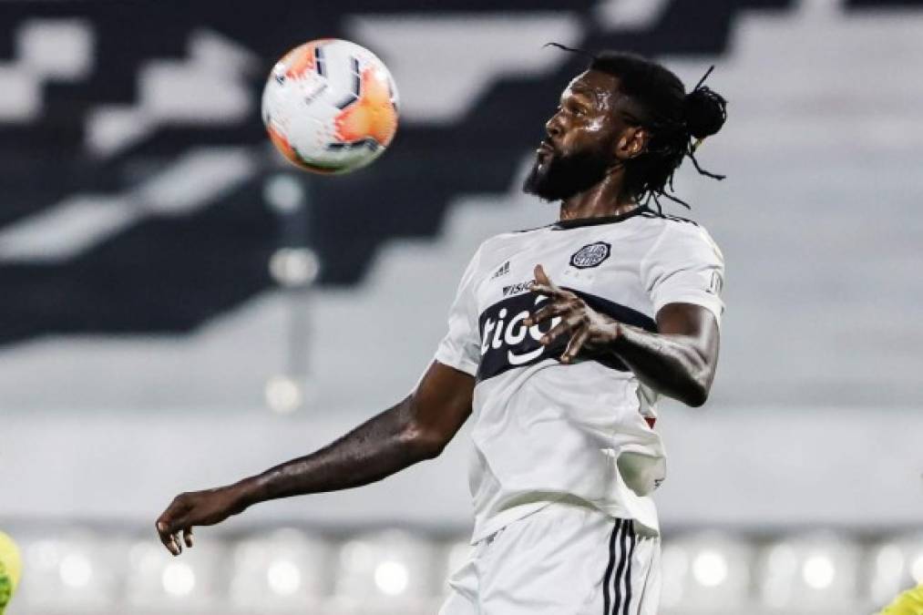 La aventura de Emmanuel Adebayor en el Olimpia de Paraguay ha llegado a su fin. La crisis del coronavirus ha sido el detonante para que el delantero rescinda su contrato con el club. El jugador viajó a su país cuando comenzaba la pandemia y no pudo regresar a Asunción.