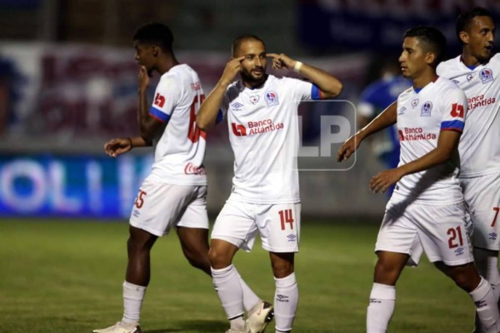 Así celebró Ezequiel Aguirre su gol de penal contra el Marathón.