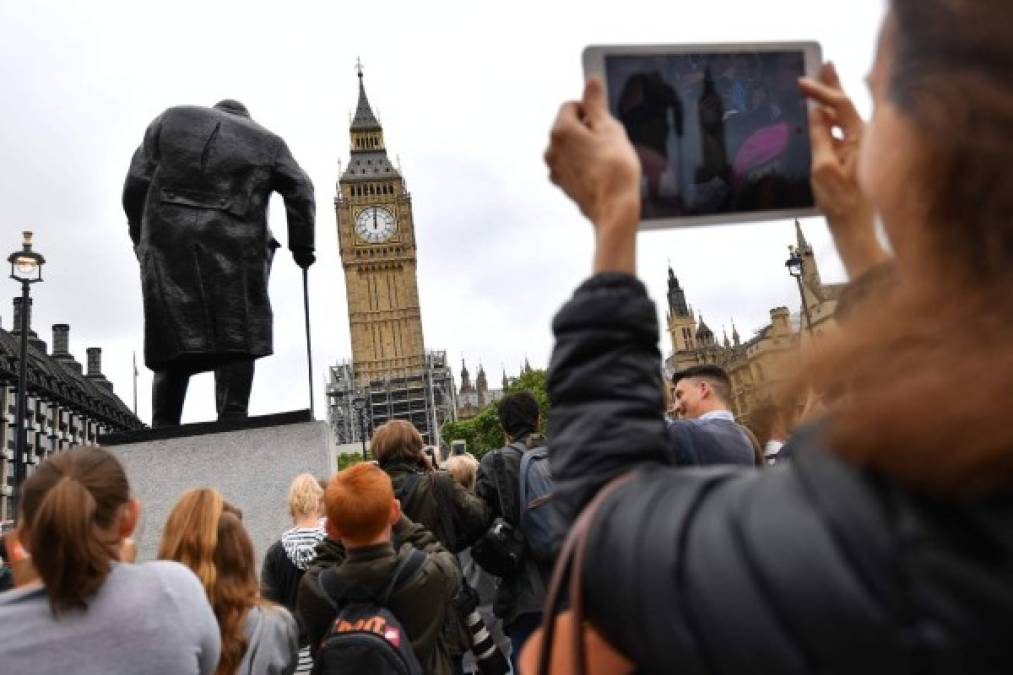 LONDRES. Big Ben hasta 2021. Un millar de personas escucharon ayer las últimas campanadas del Big Ben, que será restaurado.