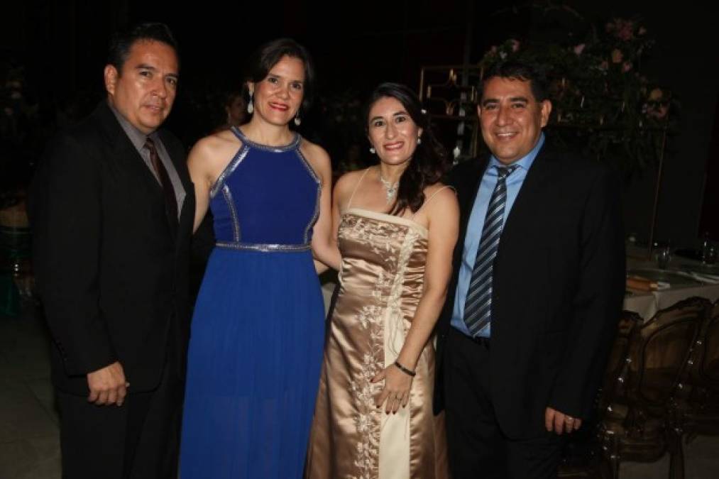 Pedro y Amelia Sandoval con Miriam y Arturo Claros.