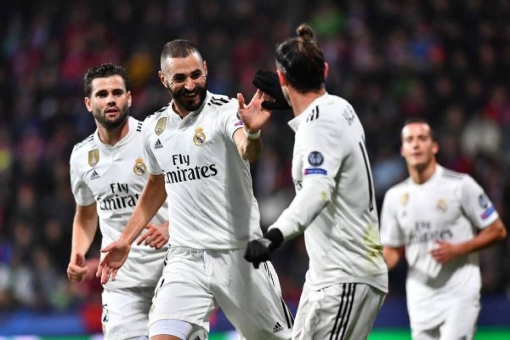 Benzema celebrando con Gareth Bale, quien le dio la asistencia para su doblete. Foto AFP