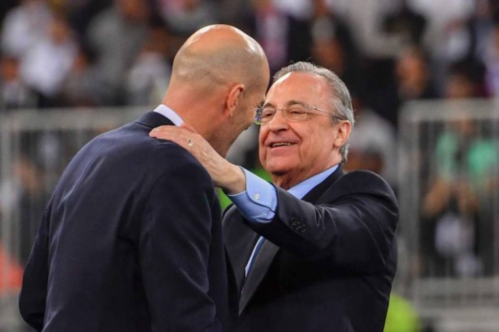 Florentino Pérez felicitó a Zinedine Zidane al momento de la entrega de las medallas de campeones de la Supercopa de España.