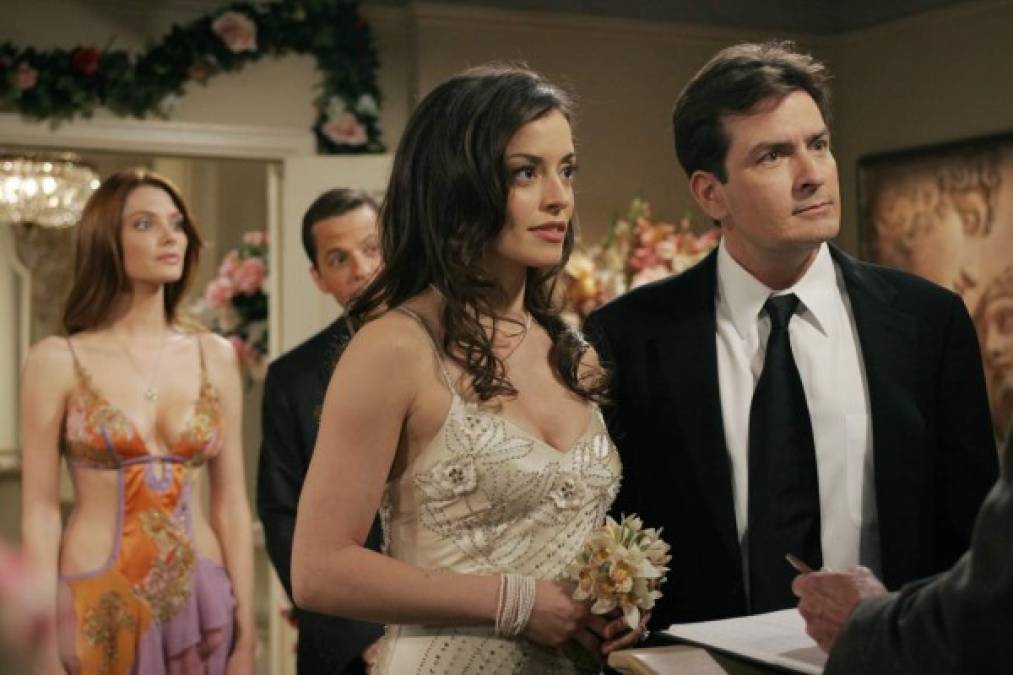 La serie, ganó el People's Choice Awards en cuatro ocasiones (2004, 2007, 2008 y 2009) y fue nominada tres veces al Emmy (2006, 2007 y 2008), se emitió en la cadena CBS.