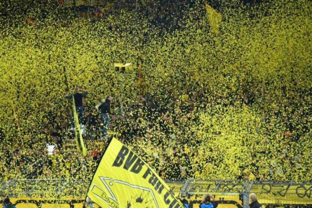 La afición del Dortmund nuevamente le mostró su apoyo al club alemán y los recibieron a lo grande.