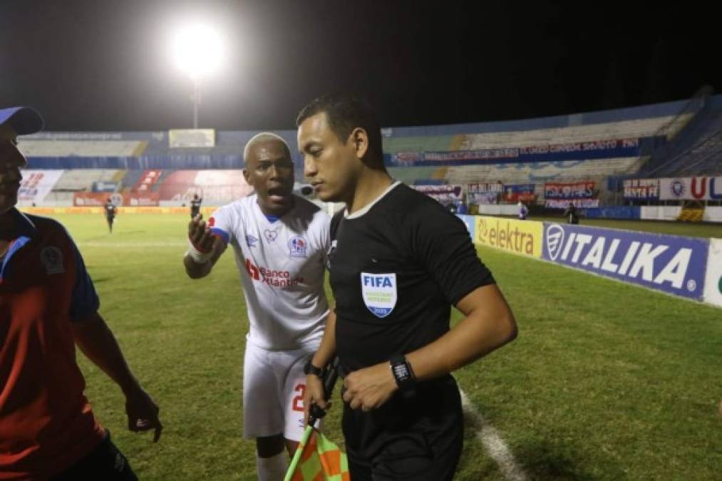 Deiby Flores reclamando fuertemente al juez de línea Christian Ramírez.