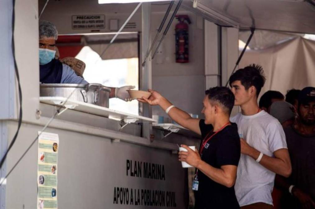 Hay 'aproximadamente 15,000 vacantes (laborales) que no se encuentran cubiertas por mexicanos' y que podrían ser ocupadas por los centroamericanos, subrayó el titular de Protección Civil, David León.