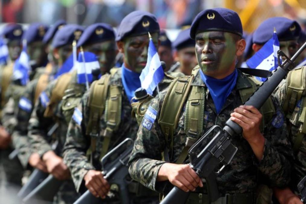 Elementos de las Fuerzas Armadas formando en el estadio Nacional de Tegucigalpa.