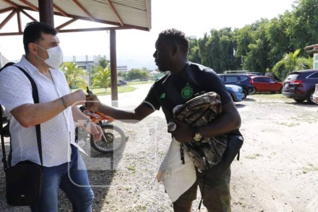 El uruguayo saludando a Wilmer Crisanto antes de empezar los trabajos de pretemporada.