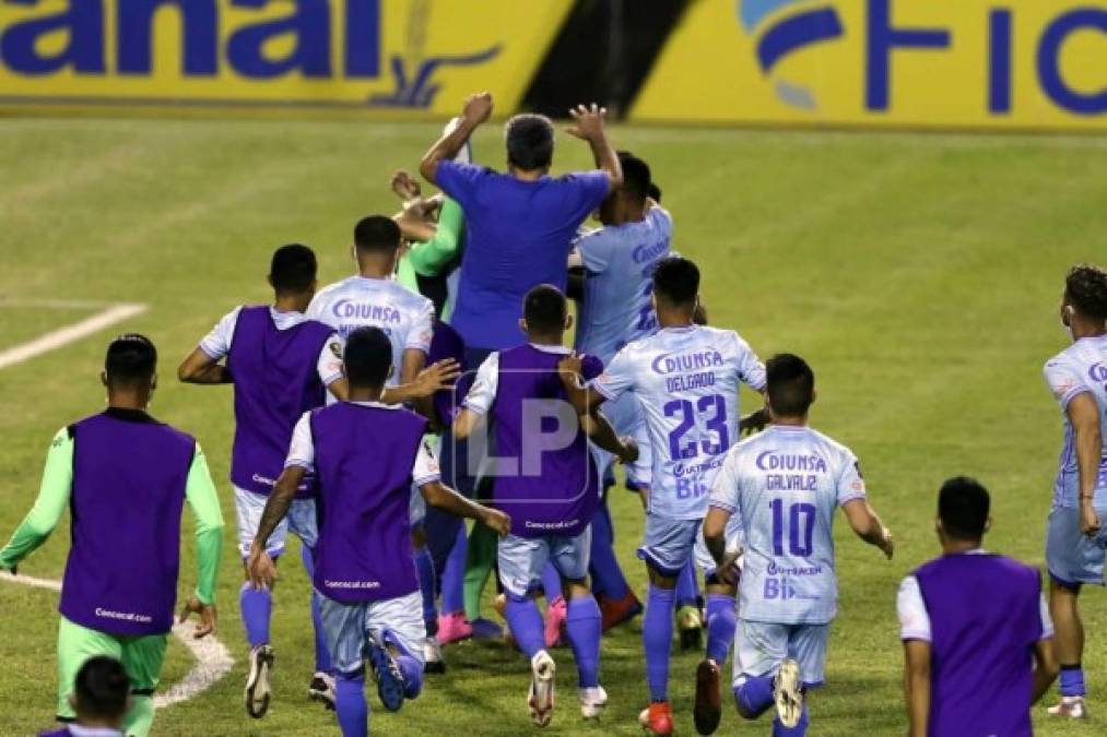 El festejo de jugadores y cuerpo técnico del Motagua tras ganarle al Real España en penales.