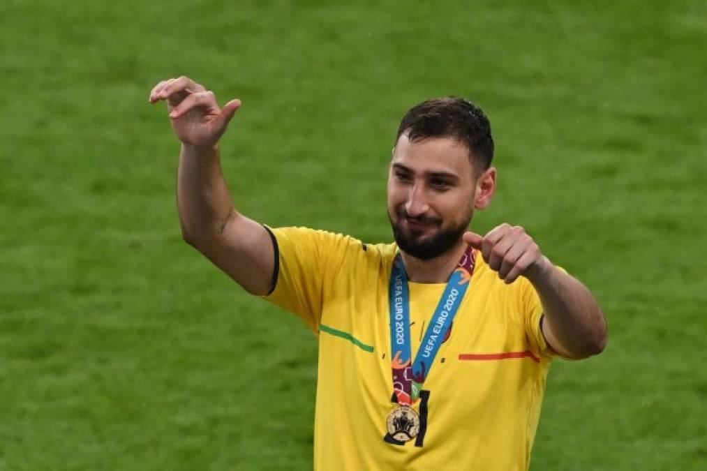 Gianluigi Donnarumma: Es uno de los nombres del verano. El auténtico héroe de la Italia campeona de la Eurocopa, con dos actuaciones magistrales en las transcendentales tandas de penaltis contra España (semifinales) e Inglaterra (final), ha sido el jugador más destacado del torneo continental y ha demostrado que ha dejado de ser una promesa para convertirse en una realidad.