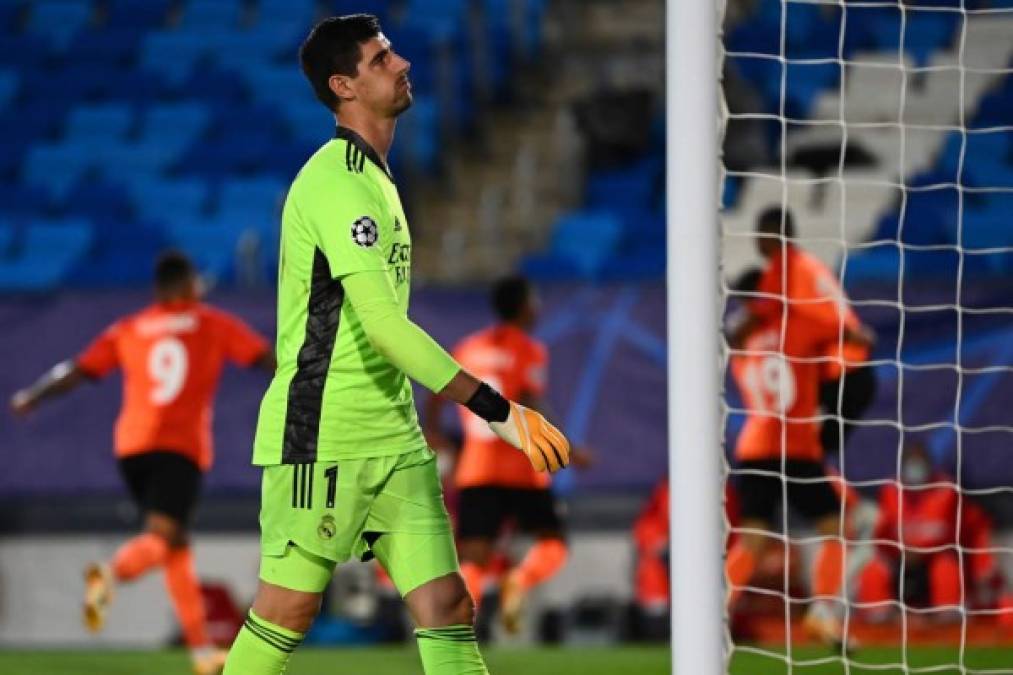 Courtois no podía más, no daba crédito a lo que pasaba con tres goles encajados en el primer tiempo.