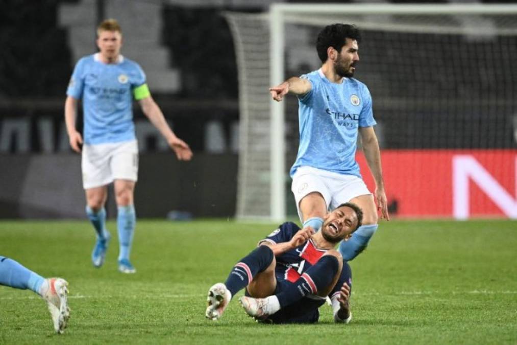 Neymar cae al suelo tras una falta que le hizo Ilkay Gündogan.