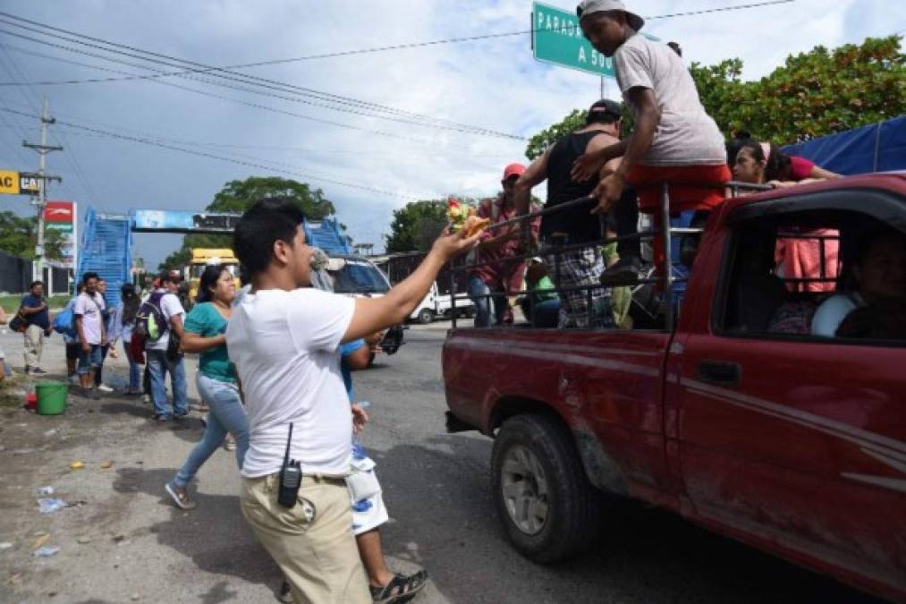Otros ciudadanos se apostaron en las principales autopistas para regalar agua y comida a los hondureños.