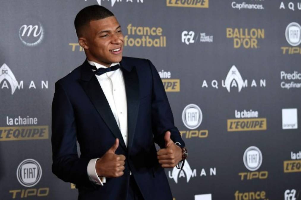 Mbappé muy contento en la alfombra roja de la Gala.