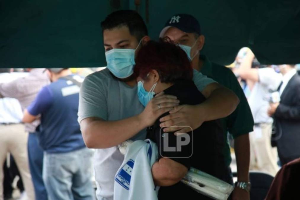 Familiares y amigos consolaron a doña Socorro Herrera.