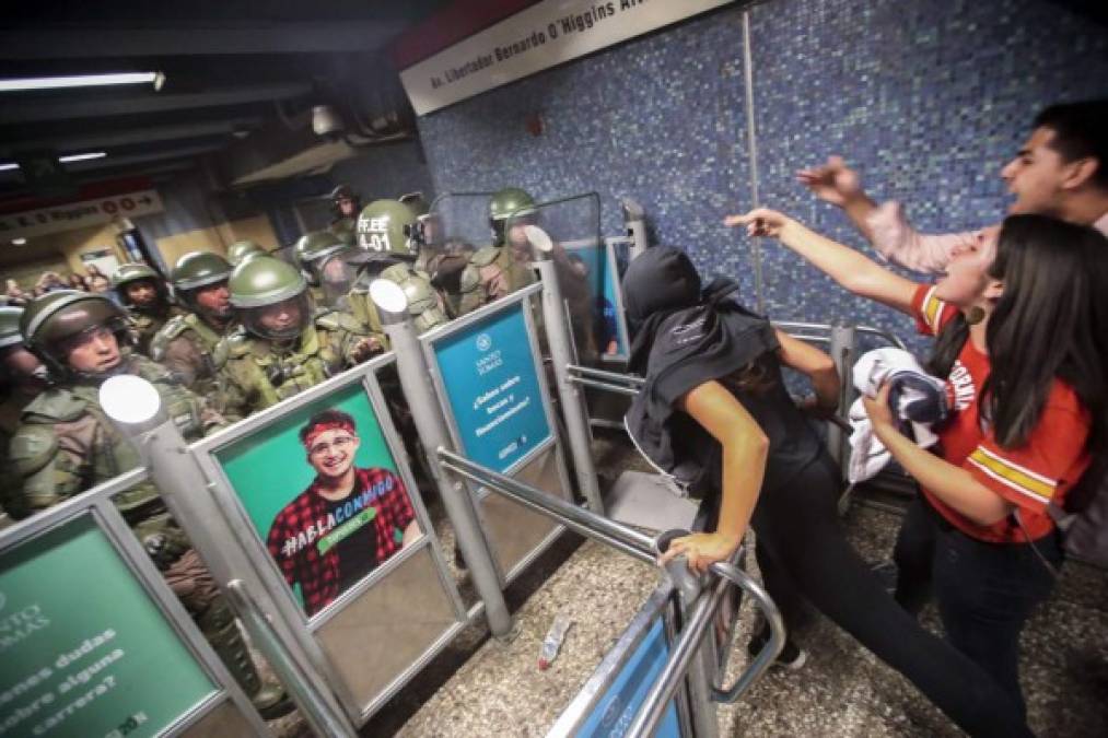 Estudiantes se enfrentaron a los militares que resguardaban el metro el pasado viernes.