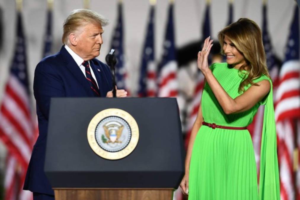 Melania no estaba contenta con el escándalo de la actriz, según confirmó su exmejor amiga, Stephanie Wolkoff, pero se tragaba la humillación evitando los cuestionamientos sobre la infidelidad de Trump. Wolkoff reveló en su libro que cada vez que expresaba su preocupación por la relación matrimonial de Melania, ella simplemente respondía: 'Sé con quién me casé'.