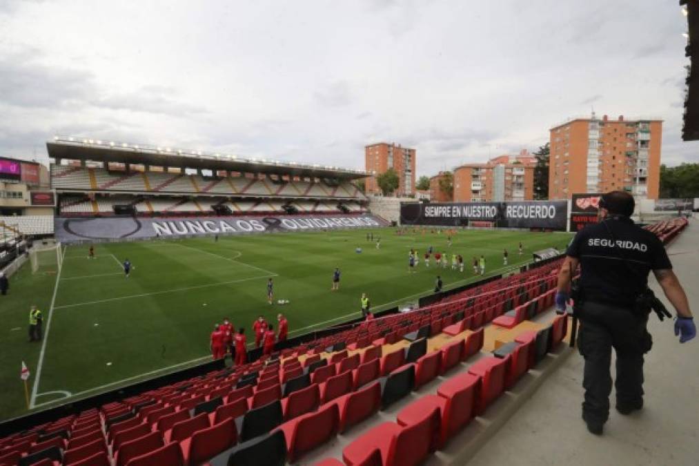 Un miembros de seguridad pasea por las gradas vacías del Estadio de Vallecas, antes del encuentro.