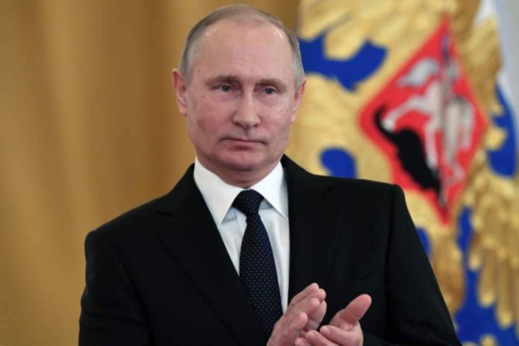 El presidente ruso, Vladimir Putin, ordenó este jueves 'liquidar sobre el terreno' a los autores de atentados que pongan en peligro a las fuerzas de seguridad, después de un 'acto terrorista' la víspera en San Petersburgo. El mandatario aseguró que no descartaba ninguna pista pero que se había abierto una investigación por 'intento de homicidio' tras la explosión del miércoles por la noche en la segunda ciudad de Rusia, donde ya se produjo un atentado mortal el pasado abril. 'Ayer (miércoles) se cometió un acto terrorista en San Petersburgo', declaró Putin al comenzar una ceremonia de entrega de condecoraciones a militares rusos que participaron en operaciones en Siria.