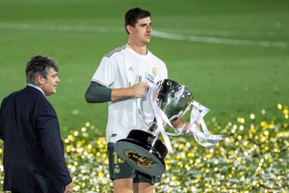 Thibaut Courtois cargando el trofeo de campeón de la Liga Española.