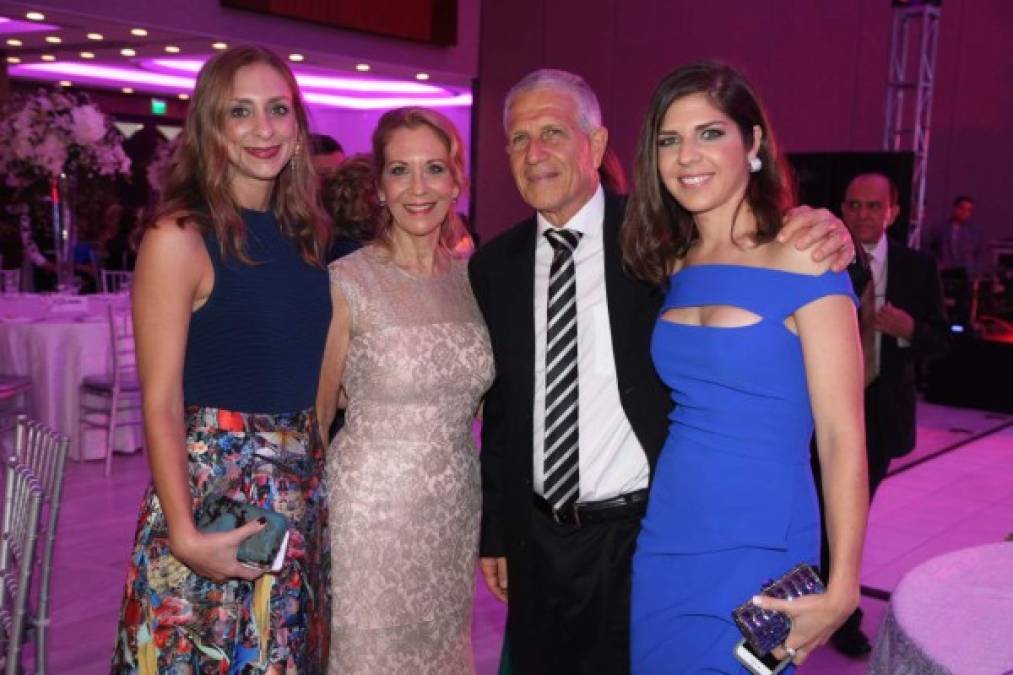 Claudia Hedman, Estela, Arnold y Karla Bueso.