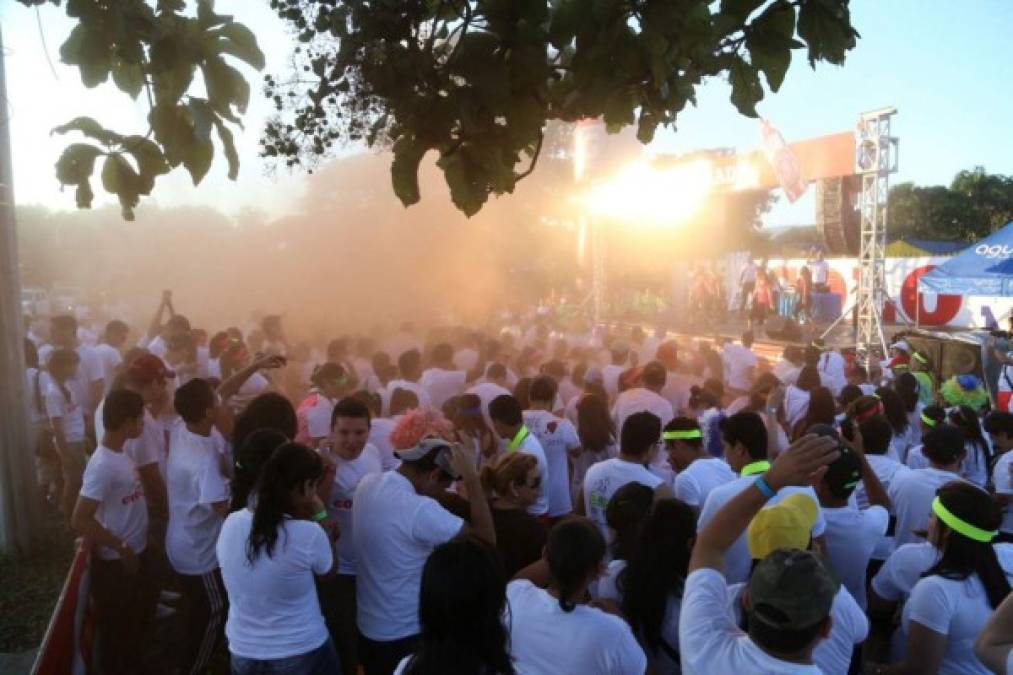 Los participantes del Colorun iniciaron el día bailando zumba.