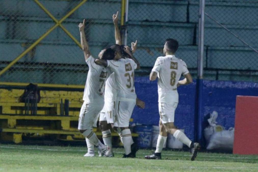 Andrés Lezcano es felicitado por sus compañeros tras marcar el 0-1.