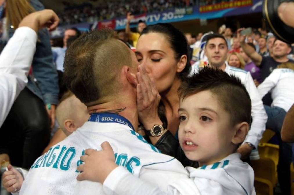 Sergio Ramos es felicitado por su mujer Pilar Rubio con tremendo beso. Foto AFP
