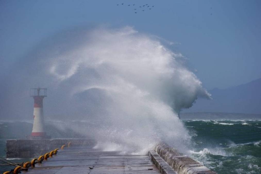 SUDÁFRICA. Olas gigantes. El viento y el efecto de la última superluna aumentaron la marea en Ciudad del Cabo. Foto: EFE/Nic Bothma