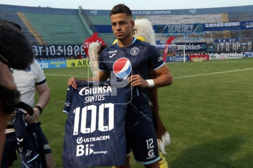 Marcelo Santos también recibió una camiseta especial por cumplir 100 partidos con el Motagua.