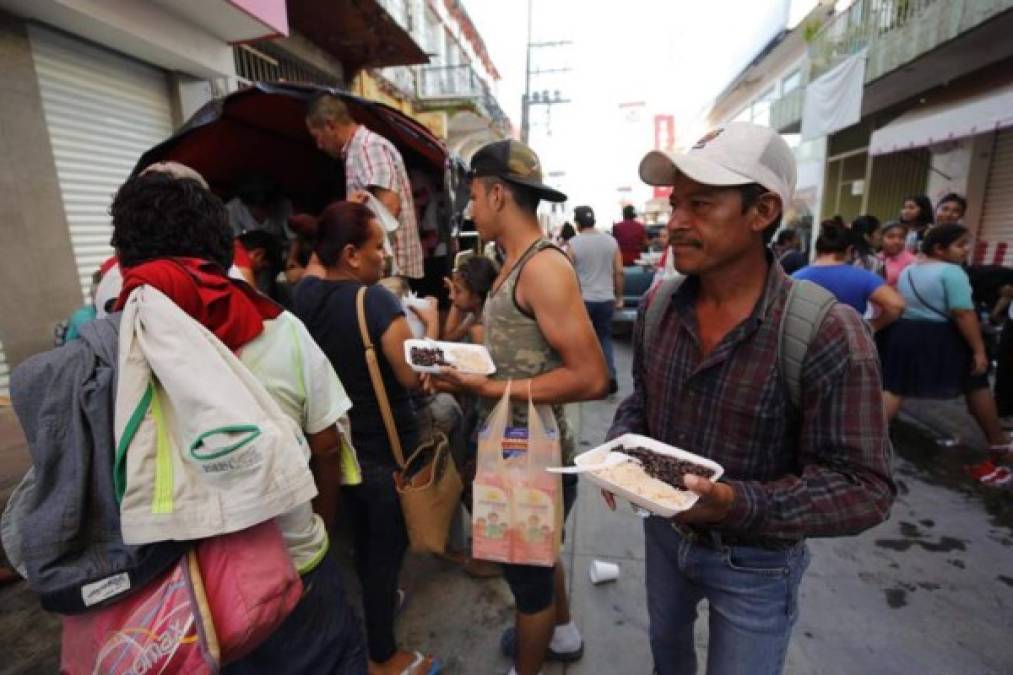 Decenas pobladores se acercaron a los migrantes esta mañana para ofrecerles una taza de café caliente con un desayuno compuesto de huevo, frijoles y tortillas.