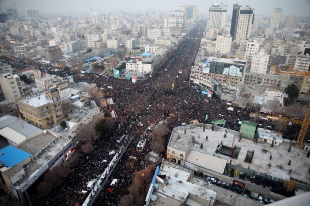 Tras las ceremonias que tuvieron lugar el sábado en Irak, está previsto que el homenaje nacional continúe en Teherán, Mashhad (noreste) y Qom (centro) hasta el entierro el martes en su ciudad natal Kerman (sudeste).