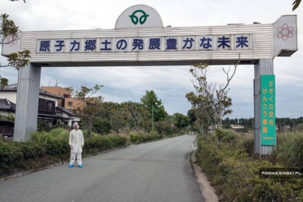 “La energía nuclear es la energía de un futuro brillante”, dice irónicamente un cartel a la entrada de un pueblo abandonado.
