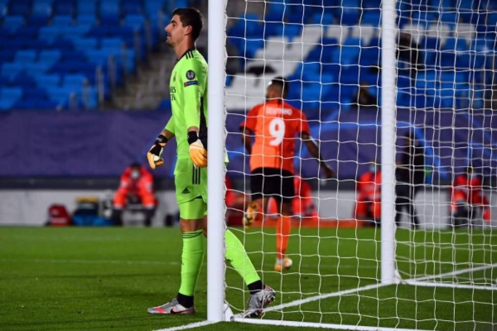 Thibaut Courtois tras el autogol de Varane, que significó el 0-2 del Shakhtar Donetsk.