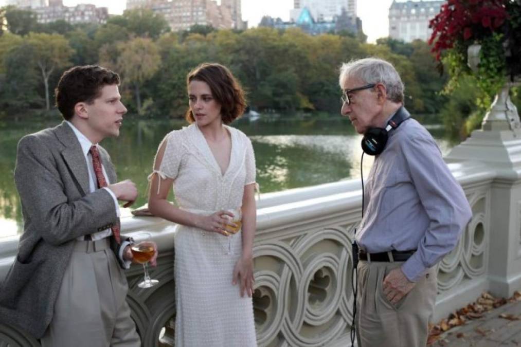 7. 'Café Society' es una película escrita y dirigida por el reconocido Woody Allen. Esta comedia romántica tuvo una nominación a premios internacionales.