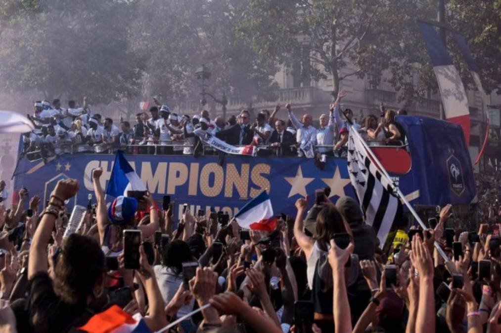 No fue por ello menos impresionante para los 'bleus', que perdían su vista desde lo alto del autobús y no dejaban de ver miles de caras felices, de banderas tricolores al viento, de escuchar voces que aclamaban sus nombres, que ensalzaban su logro.