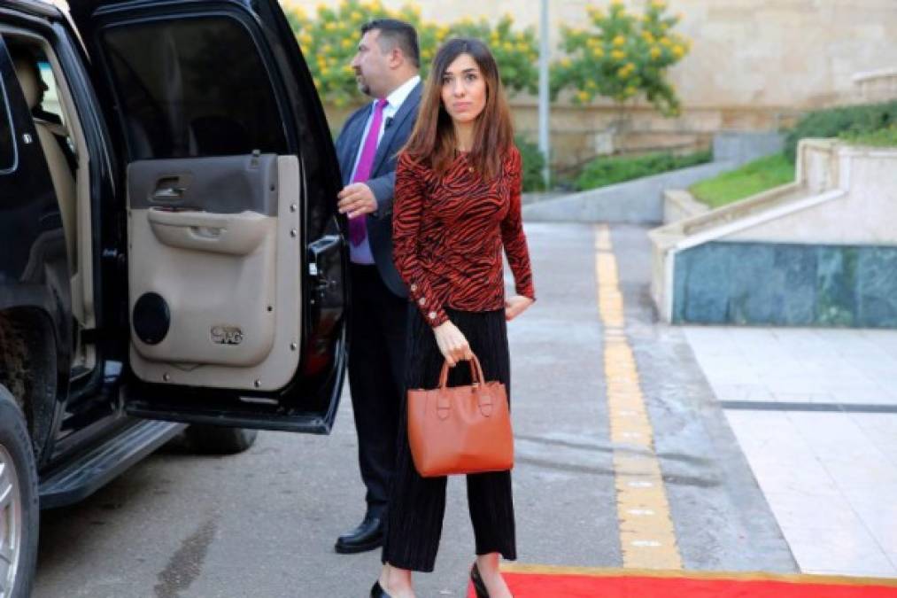 Nadia Murad: Esta joven iraquí fue secuestrada en 2014 junto a miles de jóvenes por el grupo terrorista Estado Islámico, que pretendía exterminar a esa etnia y que la convirtió en esclava sexual de los terroristas junto a cientos de adolescentes y mujeres jóvenes. Nadia logró escapar tres meses después de su secuestro y huyó a Alemania donde solicitó asilo.