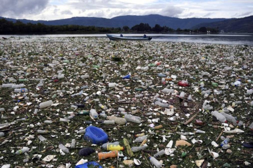 Toneladas de basura que incluyen plásticos, vidrio, ropa y ahora guantes de látex y mascarillas utilizados por el nuevo coranavirus, inundan el contaminado lago de Amatitlán, cercano a la capital, tras las primeras lluvias que azotaron Guatemala.<br/><br/>