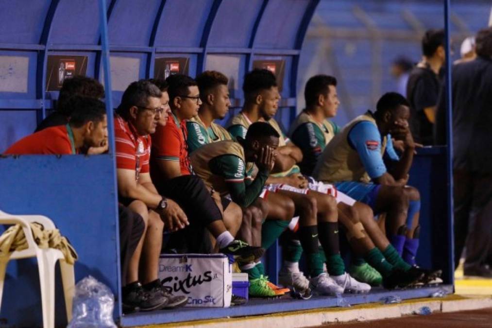 Los jugadores suplentes del Marathón observando la dura derrota de su equipo.