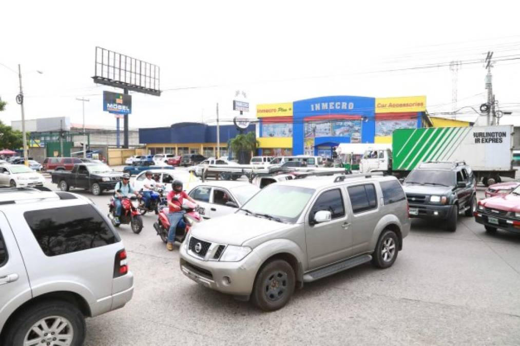 Los sampedranos desde tempranas horas llegaron a las tiendas.