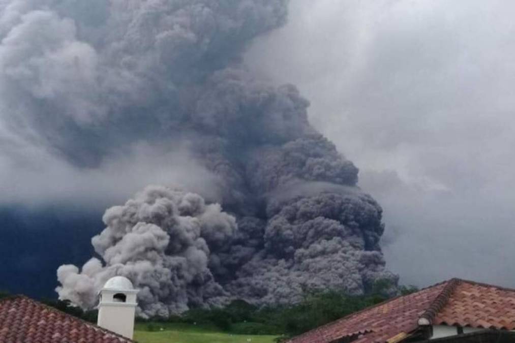 Como medida de prevención, unos 300 trabajadores de una finca y de un hotel de lujo cercanos al volcán fueron evacuados a sus viviendas, agregó el portavoz de la Conred.