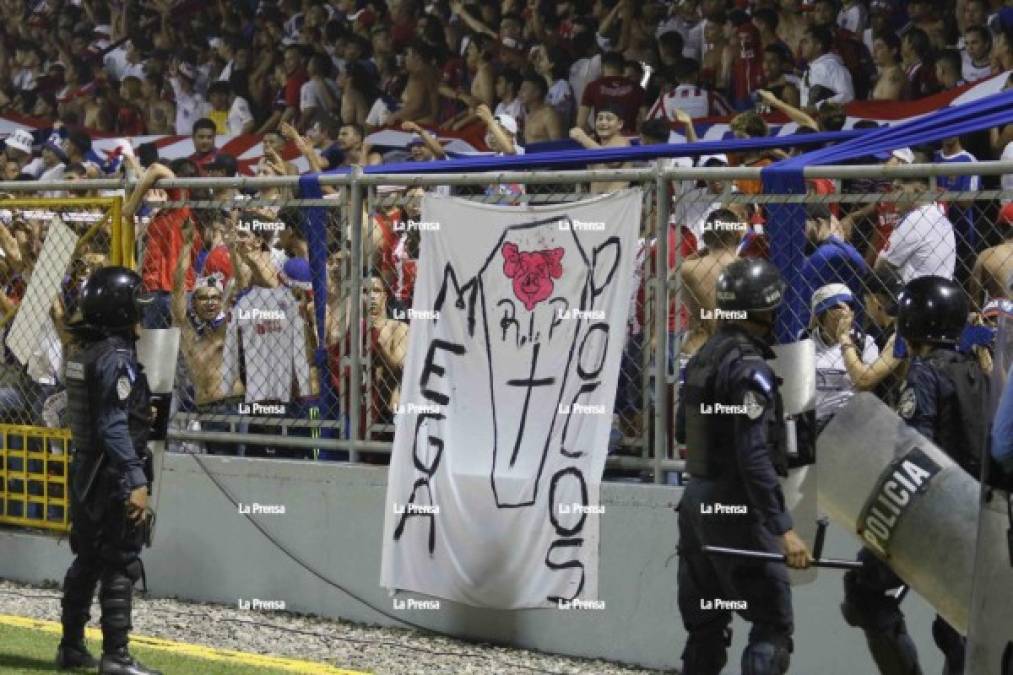 Esta fue la manta de los seguidores del Olimpia que provocó el malestar de la gente del Real España. 'Mega Pocos. RIP', era el texto con la imagen de un cerdo, un ataúd y una cruz.